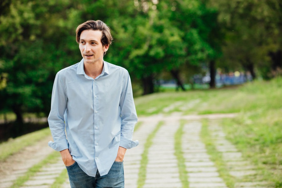 understanding-dissociation-in-anxiety man with anxiety walking outside